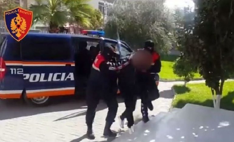 I SHPALLUR NË KËRKIM PËR DROGË/ Arrestohet 30-vjeçari në Lazarat! Policia i gjen kanabis në shtëpi (EMRI)