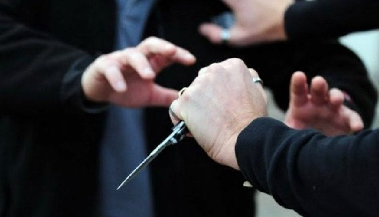 “ÇMENDURI” SHQIPTARE/ Punëdhënësi sulmon dhe plagos me thikë punëtorët: Nuk më pëlqejnë punimet në shtëpi, më duket se më kanë vjedhur…