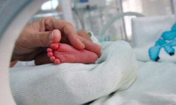 A KA LINDUR NDONJË FËMIJË ME COVID NË KOSOVË? Ja çfarë thotë drejtori i Gjinekologjisë