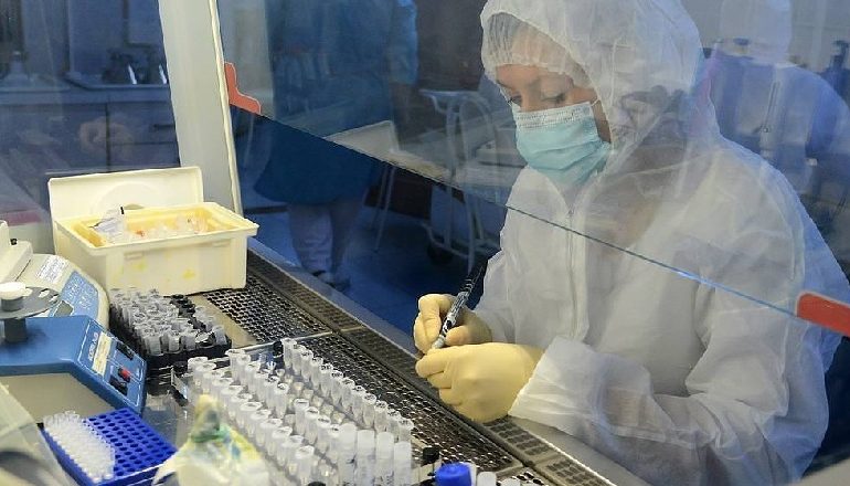 VAKSINA ANTI-COVID GATI NË TETOR/ Mjekët dhe mësuesit do të vaksinohen të parët…