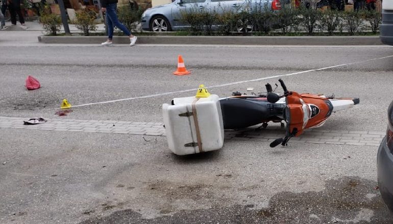 PO SHPËRNDANTE PICA/ Motoristi i një biznesi përplas një këmbësor