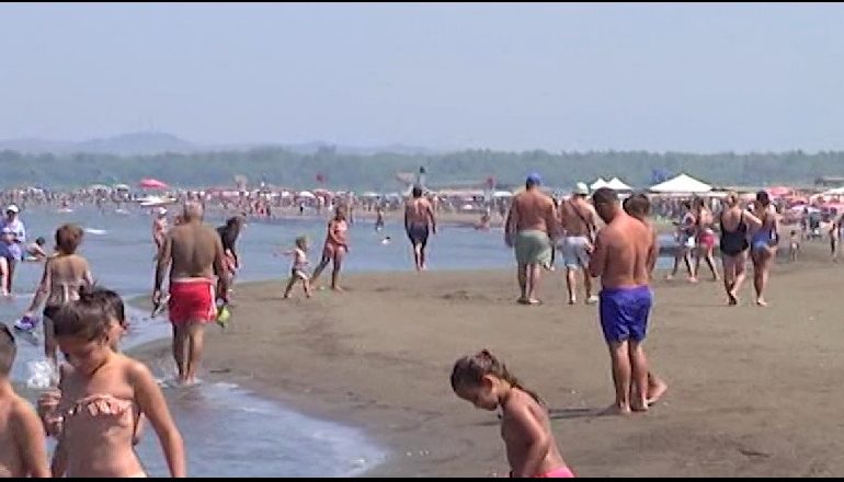 “HARROJNË” COVID-19/ Mbipopullohet plazhi i Darëzezës, nuk respektohen protokollet e sigurisë