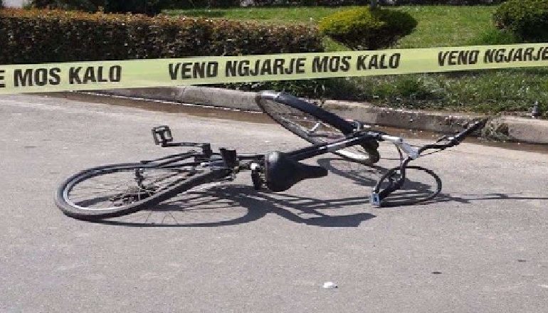 AKSIDENTOHET BIÇIKLISTI I MITUR/ 14 vjeçari ndërron jetë në spital, arrestohet shoferi 26 vjeçar