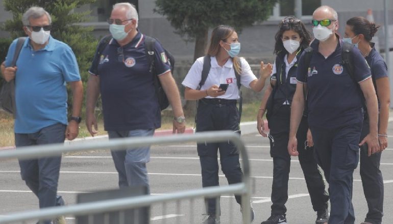 RRITJA E SHIFRAVE NGA COVID/ Mjekët e ardhur nga Italia nisin nga puna në Spitalin Infektiv (FOTOT)