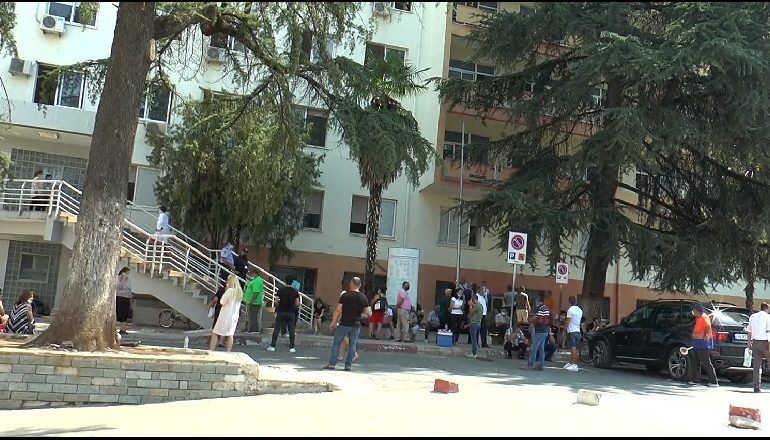FAMILJARËT PRESIN JASHTË SPITALIT PËR T’U INFORMUAR PËR TË AFËRMIT/ QSUT: Askush s ‘lejohet të hyjë përveç personelit e pacientëve