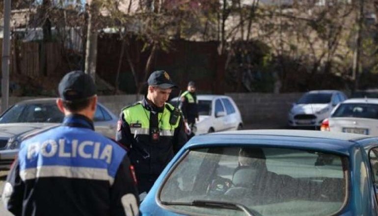 MBAJTI PENG PËR NJË ORË NË MAKINË 34-VJEÇARIN/ Arrestohet në flagrancë i riu në Durrës. Shkak problemeT me pronat