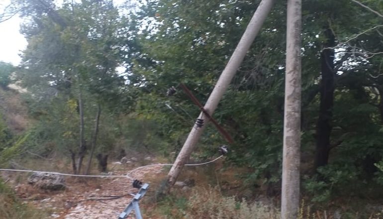 MOTI I KEQ SJELL STUHI E ERË NË VEND/ Rrëzohet shtylla elektrike në Dhërmi