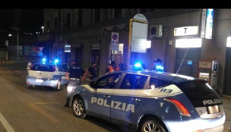 ZIHET “MAT” NGA PRONARI I SHTËPISË/ Hajduti shqiptar hidhet nga balloni për t’i shpëtuar policisë italiane