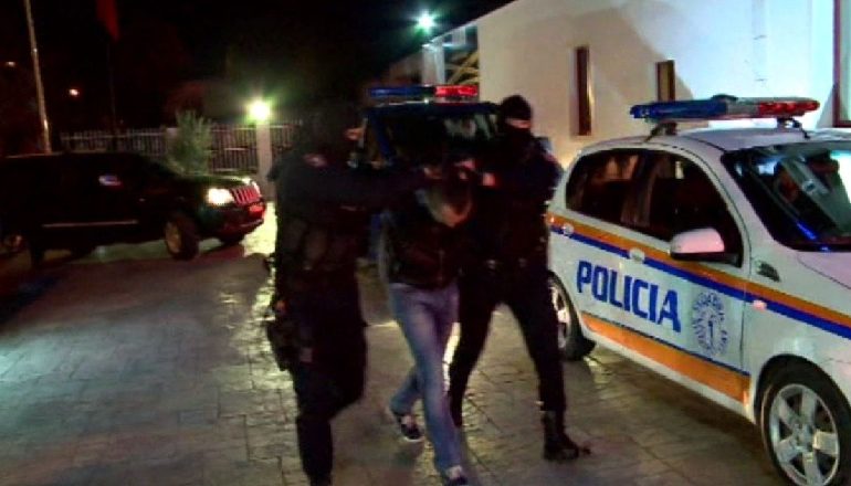 KALIM I PALIGJSHËM TË KUFIRIT/ Transportonte ilegalisht familjen nga Afganistani drejt Kosovës, pranga 52-vjeçarit