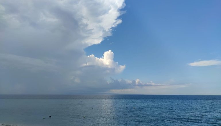 FOTOLAJM/ Pushuesit e jugut mes diellit dhe vranësirave, qielli dhe deti “i ndarë” përgjysmë