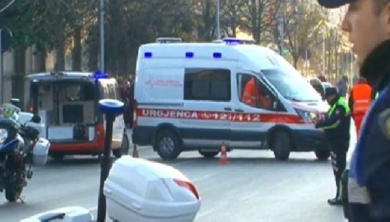 AKSIDENT NË TIRANË/ Një 25 vjeçar përplas me makinë të moshuarin, dërgohet me urgjencë në spital