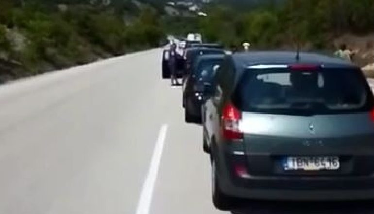 COVID-19/ Kufizimi i orarit për hyrjen në territorin grek, krijohen radhë kilometrike në doganën e Kakavijës