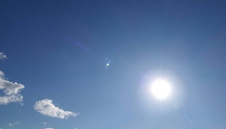 MOTI NË FAVOR TË PUSHUESVE/ Me diell e temperatura të larta, reshjet e shiut përqendrohen në veri të vendit