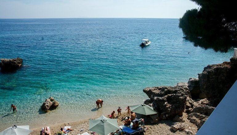 E RËNDË/ Ndërron jetë gruaja nga Berati, bie nga shkëmbi në plazhin e Ksamilit (EMRI)