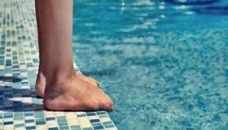E RËNDË NË DURRËS/ Mbytet një 10-vjeçar teksa lahej në pishinë