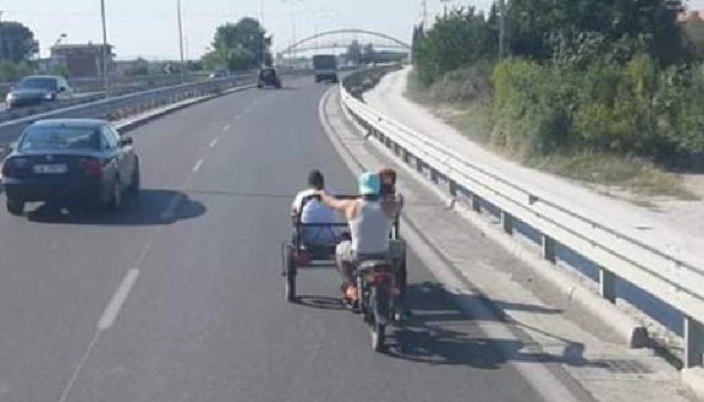 FOTOLAJM/ Çudira shqiptare! Triçikli udhëton me 2 pasagjerë në autostradë