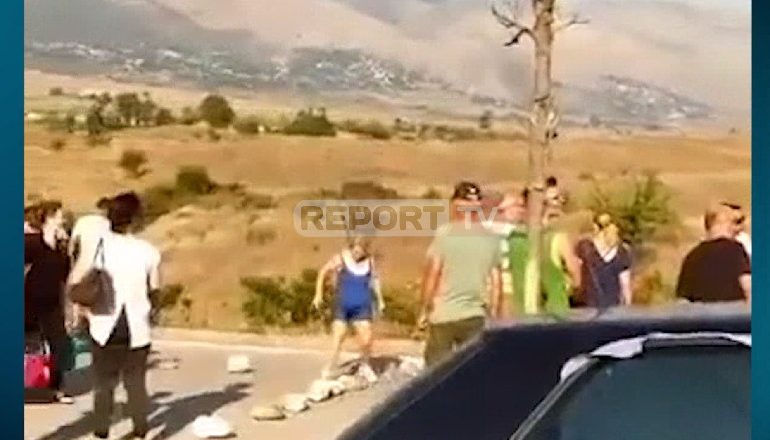 KAOSI NË DOGANËN E KAKAVIJËS/ Qytetarët bllokojnë me gurë hyrjen për në Shqipëri (VIDEO)
