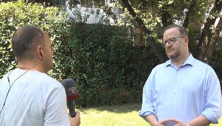 RADHËT E GJATA NË KAKAVIJË/ Zv. ministri i Jashtëm: Greqia po diskuton të heqë tamponin për të gjithë dhe të bëhet vetëm me kampion, 1 në 10 makina
