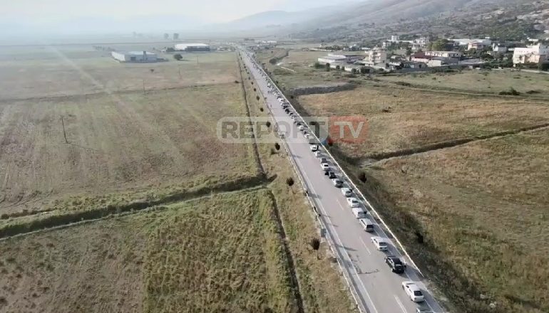 PËRKEQËSOHET SITUATA NË KAKAVIJË/ Pamjet me dron nga radhët e mjeteve që shkojnë në 25 km! Qytetarët prej 4 ditësh të bllokuar (VIDEO)