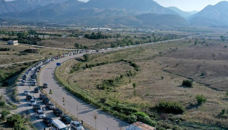 SITUATA NË KAKAVIJË/ Nga sot kush futet në Greqi karantinë 1 javore, gjatë natës kaluan kufirin 700 persona dhe 300 mjete