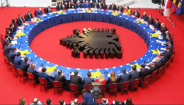 MBLEDHJE E PËRBASHKËT NË SHTATOR/ Kosova dhe Shqipëra do nënshkruajnë 3 marrëveshje të mëdha