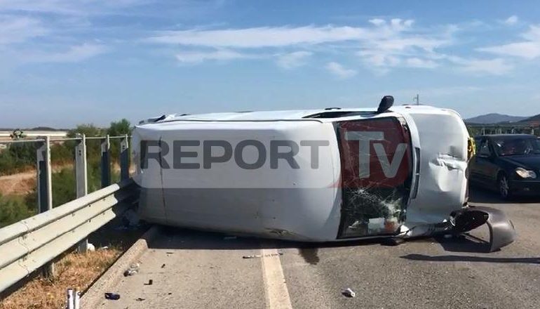 AKSIDENT NË AKSIN FIER-VLORË/ Shoferi humb kontrollin, furgoni i mallrave kthehet përmbys. Trafik në autostradë