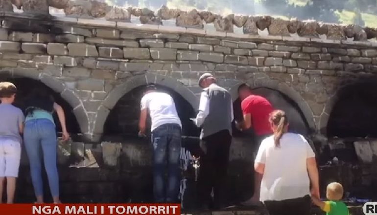 NATYRA E RITIT FETAR LEJON…/ Mbi 300 mijë pelegrinë në malin e Tomorit, u matet temperatura dhe dezinfektohen