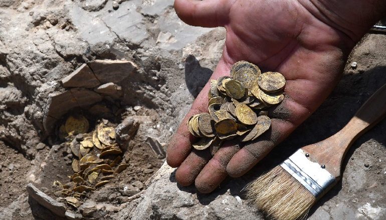 425 MONEDHA ARI/ Gjendet thesari 1 mijë vjeçar në Izrael