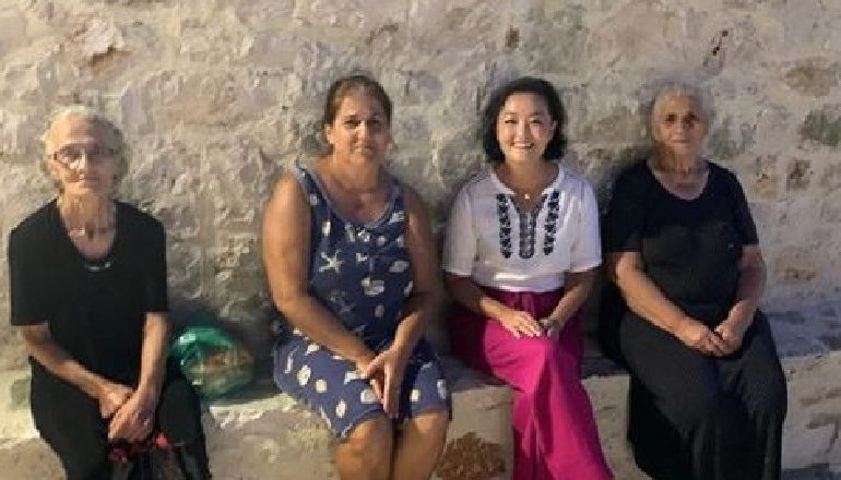 “NDALOVA PËR KAFE DHE RAKI”/ Ambasadorja amerikane kalon një pasdite me gratë e Dhërmiut: Mi mbushën duart me fiq