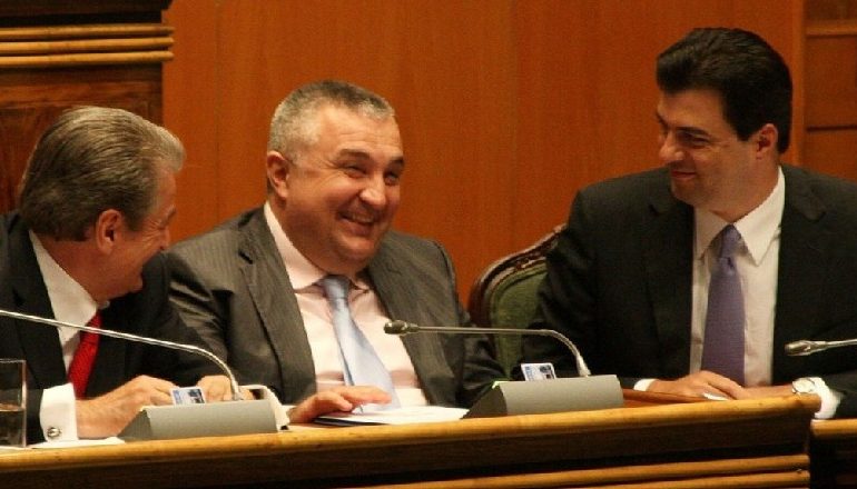SOT BËJNË SI PATRIOTË/ Kur Berisha dhe Meta mbrojtën paktin e firmosur nga Basha në Gjykatën Kushtetuese