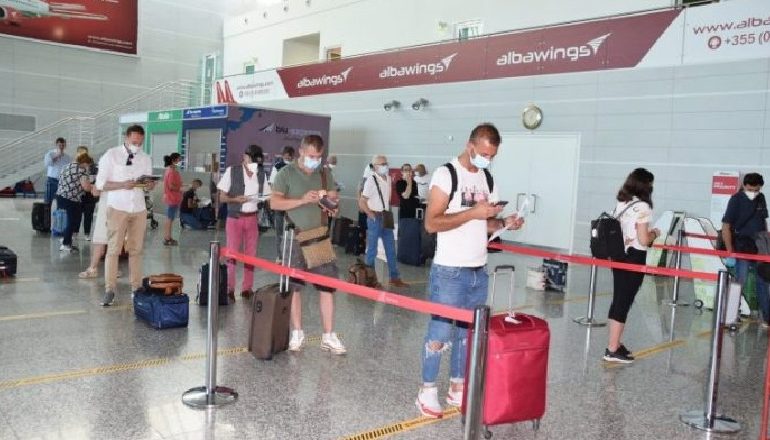 UDHËTIMET NGA AEROPORTET E MAQEDONISË SË VERIUT/ Ambasada: Shqiptarët duhet të kenë testin PCR