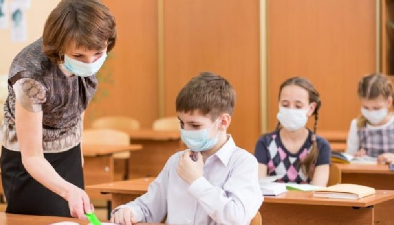 EUROPA RIHAP SHKOLLAT/ Maska e detyrueshme për nxënësit në Spanjë dhe Francë