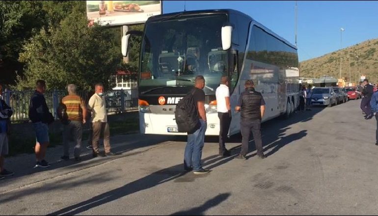 U KRIJUA SËRISH RADHË/ Kalojnë nga pika kufitare e Kapshticës të gjithë qytetarët, por kuota e së dielës mbushet herët në mëngjes