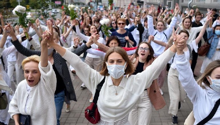 TENSIONET NË BJELLORUSI/ Mijëra gra protestojnë kundër presidentit Lukashenko