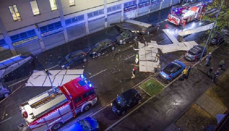 MOTI I KEQ “MBËRTHEN” ITALINË/ Rrëzohen pemët, shkatërrohen makina e çati banesash (FOTO)
