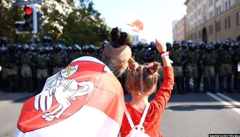 KRIZA NË BJELLORUSI/ Protesta para rezidencës së presidentit Lukashenko – “Gëzuar ditëlindjen o mi”