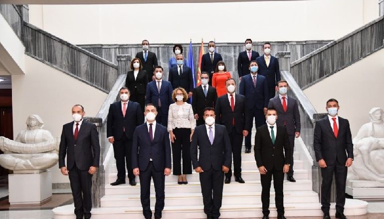 KRIJOHET QEVERIA E RE NË MAQEDONINË E VERIUT/ Shqiptarët marrin 6 ministri, 2 zv. kryeministra dhe kryeparlamentarin