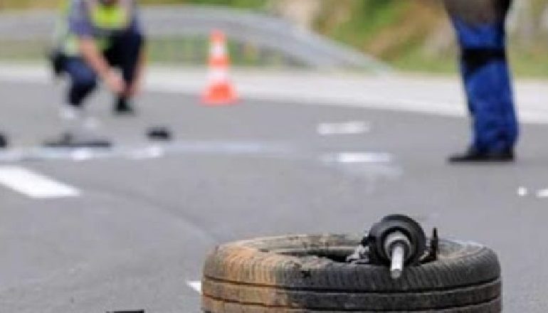 AKSIDENT I RËNDË/ Fugoni me pasagjerë del nga rruga në Malësi të Madhe, plagosen 7 persona