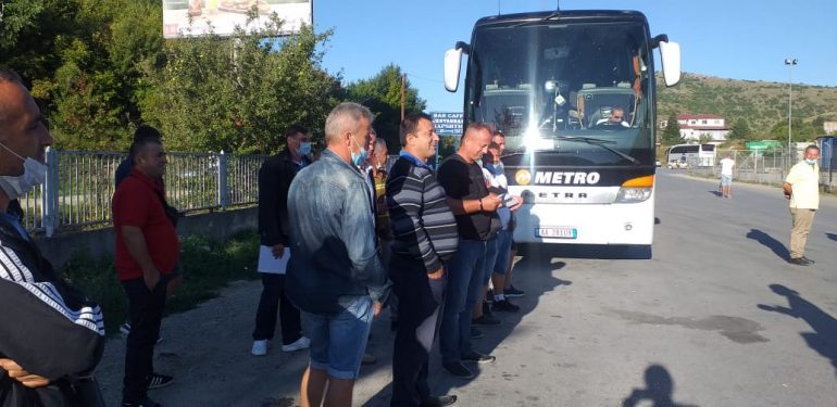 RADHA E GJATË NË KAPSHTICË/ Drejtoria e Migracionit thirrje shqiptarëve: U plotësua kuota, pala greke ka pezulluar punën për sot