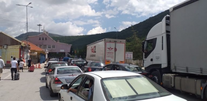 PAS MARRËVESHJES SHQIPËRI-GREQI/ Qytetarët dynden drejt sporteleve të Kapshticës. Nuk lejohen të kalojnë autobusat, por vetëm…