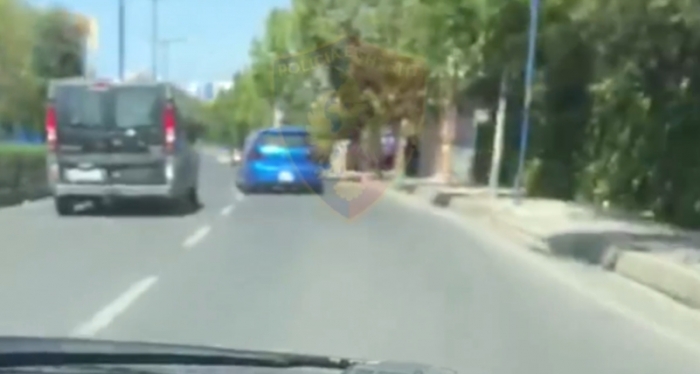 NDJEKJE SI NË FILMA/ Policia bën “kërdinë” me shoferët rebelë, vendos qindra gjoba dhe heq 67 patenta brenda… (VIDEO)