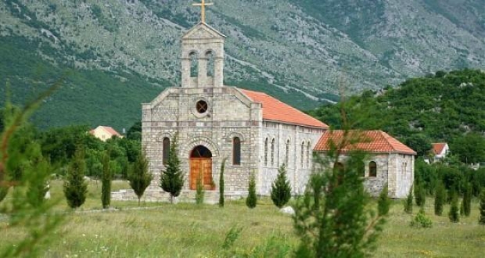 ZJARR NË DËRVEN TË FUSHË-KRUJËS/ Zjarrfikësit shpëtojnë nga djegia Kishën katolike