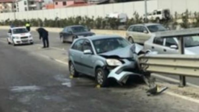 AKSIDENT NË AUTOSTRADËN LEVAN-VLORË/ Makina përplaset me trafikndarësen, dërgohet me urgjencë në spital një fëmijë
