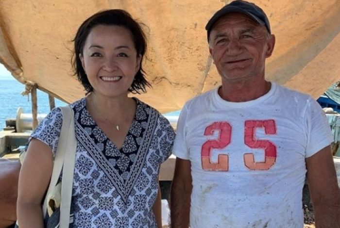 PUSHIME NË JUG/ Yuri Kim reklamon produktet shqiptare dhe del foto me peshkatarin punëtor