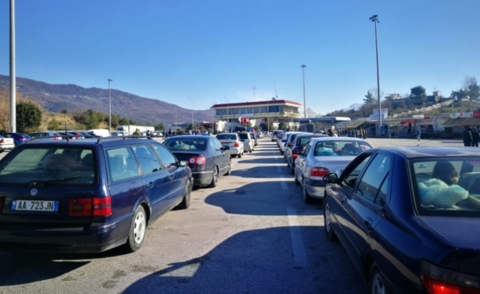 RADHË TË GJATA NË DOGANËN E KAPSHTICËS/ Pala greke pezullon punën pasi kaluan 300 persona