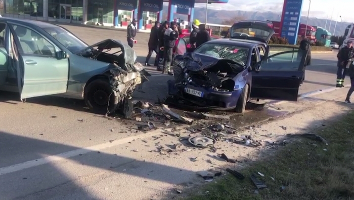 AKSIDENT I RËNDË NË VLORË/ Makinat përplasen “kokë më kokë”, plagoset një person