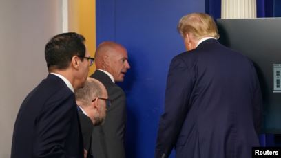 TË SHTËNA NË SHTËPINË E BARDHË/ Trump nxirret befasisht nga konferenca e shtypit