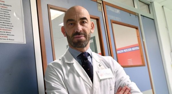 COVID-19/ Infeksionisti i njohur italian: Nuk duhet të mbështetemi vetëm tek tamponët, por edhe tek…