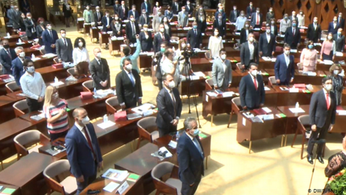 ME MASKA DHE DISTANCË/ Konstituohet në kushte të pazakonta parlamenti i ri në Maqedoninë e Veriut