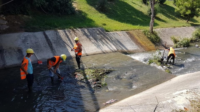 PAS SHIUT TË FURISHËM/ Bashkia e Tiranës ndërhyn me punëtorë dhe makineri në Lumin e Lanës (FOTOT)